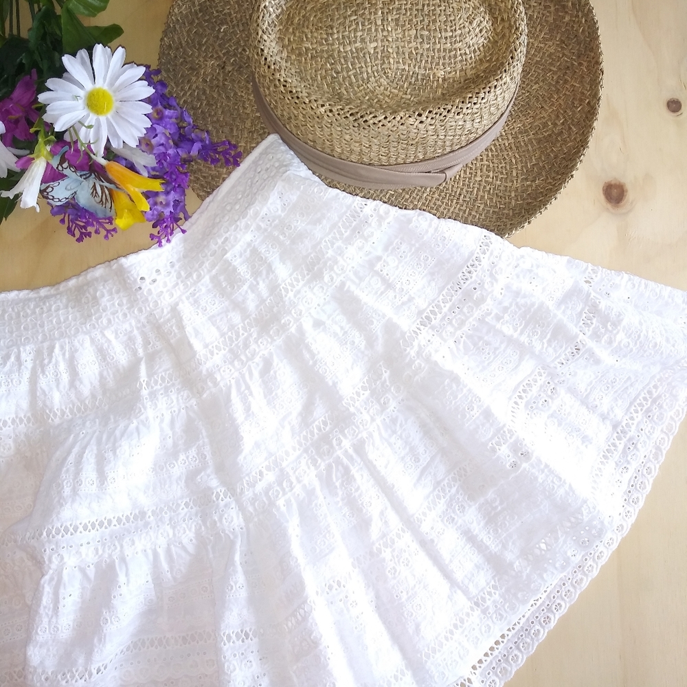 L'atiste By Amy white lace shorts